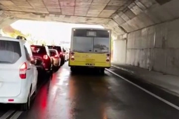 İETT otobüsü arızalandı, trafik felç oldu