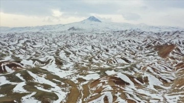 Iğdır'daki toprak arsa karla ciltli Gökkuşağı Tepeleri nitelik paletini andırıyor