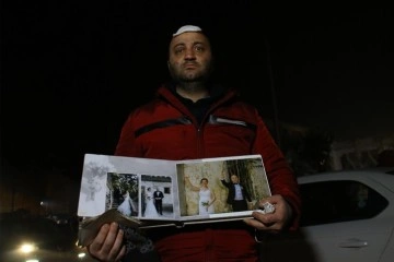 İHA muhabirleri ve kameramanı enkaz altında kalan fotoğrafları sahiplerine teslim etti
