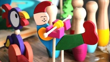 İhraç ürünü ahşap oyuncakları acemi nesillere öğretiyorlar