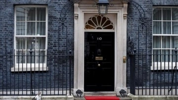 İngiltere Başbakanlığı matem günündeki partiler dolayısıyla Kraliçe'den defo diledi