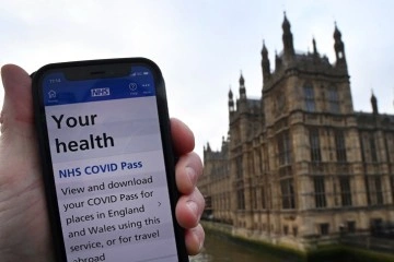 İngiltere'de Avam Kamarası'ndan yeni Covid-19 kısıtlamalarına onay