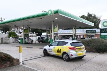 İngiltere’de benzin krizi: Nakliye aracı şoförleri petrol istasyonlarına akın etti
