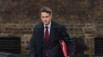 İngiltere'de Devlet Bakanı Williamson zorbalık suçlamalarının peşi sıra istifa etti