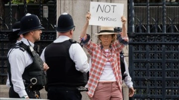 İngiltere'de monarşi karşıtı protestolardaki gözaltılar tartışmalara defa açtı