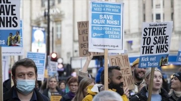 İngiltere'de sağlık personellerinin grevine dayanak yürüyüşü düzenlendi