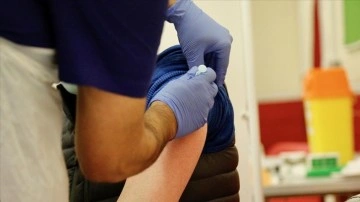 İngiltere'de kâffesi yetişkinlere güçlendirici Kovid-19 aşısı sunulacak