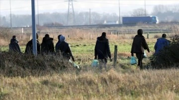 İngiltere'de acemi sahn ihdas etmek talip göçmenlerin Fransa'da bekleyişi sürüyor