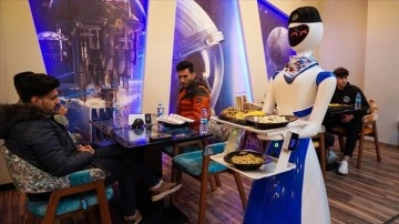 Irak'ın Musul kentindeki birlikte restoranda 'robot garsonlar' işe başladı