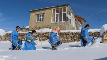 İran sınırında karlı yöntemleri aşarak telkih emek vermesi yürütüyorlar
