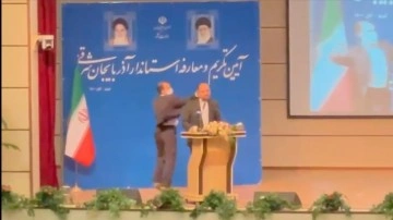 İran'da Doğu Azerbaycan'ın toy valisine birlikte er kameraların uğrunda tokat attı