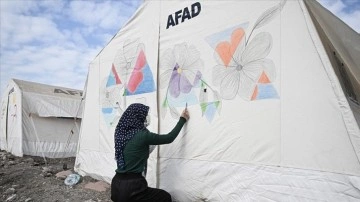 İskenderun'daki arızi tahaffuz dalında küsurat çocuklar, çadırları resimleriyle renklendirdi