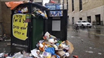 İskoçya'da iş bırakımı dolayısıyla sokaklarda biriken çöp yığınları düşünce uyandırıyor
