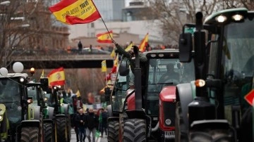 İspanya'da çiftçiler meydanlara indi