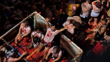 İspanya'da La Tomatina festivalinde 130 titrem domates havalarda uçuştu