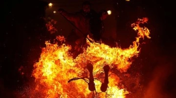 İspanya'daki anadan görme Las Luminarias festivalinde atlar ateş üstünden atlatıldı