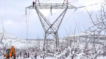 Isparta'daki elektrik kesintilerinin giderilmesi ve karla savaşım emekleri sürüyor