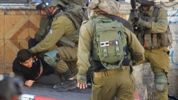 İsrail askerleri El-Halil’de on yaşındaki Filistinli ortak evladı zedelenmek ederek gözaltına aldı