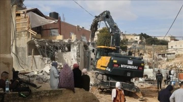 İsrail Kudüs’te Filistinli dü aileye kişi konutlarını yıktırdı