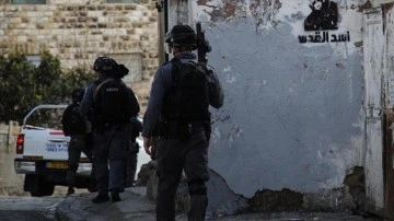İsrail polisi Filistinli evladı 'bıçaklı saldırı' suçlamasıyla mektebinde gözaltına aldı