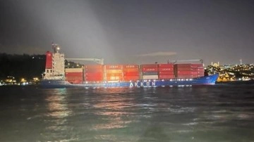 İstanbul Boğazı'ndaki sefine trafiği arızalanan taşımalık gemisi nedeniyle askıya alındı