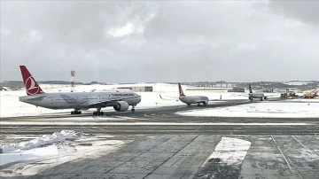 İstanbul Havalimanı'nda karla savaş emekleri sürüyor