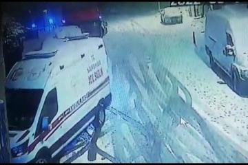 İstanbul Kartal’da karda kayan tır iki araca çarparak durabildi