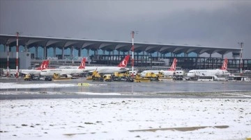İstanbul ve Sabiha Gökçen havalimanlarında 127 THY uçağına buzlanmayı engelleyici prosedür yapıldı