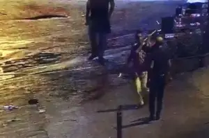 İstanbul’da alkollü şahısların “kılıç kalkan oyunu” gibi bıçaklı kavgası kamerada