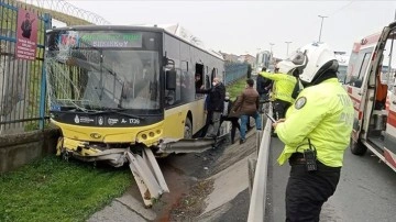 İstanbul'da bariyerlere çarpan İETT otobüsündeki 7 isim yaralandı