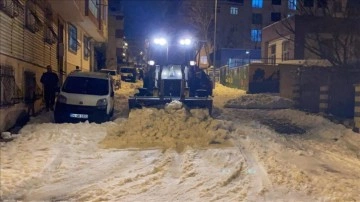 İstanbul'da birlikte insan sokağındaki karları öz iş makinesiyle temizledi
