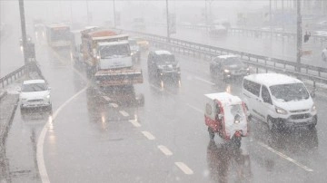 İstanbul'da tesirini sürdüren kar yağışı kazalara sebep oldu