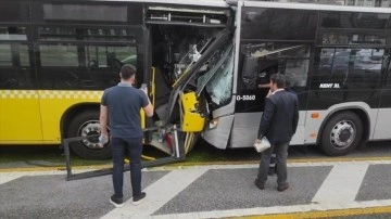 İstanbul'da dü metrobüs çarpıştı