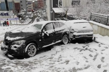 İstanbul’da kar kazası: Yokuş aşağıya kayan cip 11 araca çarptı
