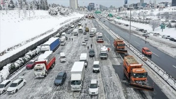 İstanbul'da kar dolayısıyla yolda küsurat vesait çekiliyor
