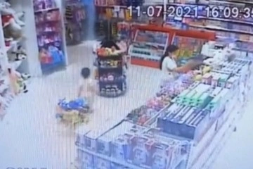 İstanbul'da oyuncak hırsızı kadın kamerada