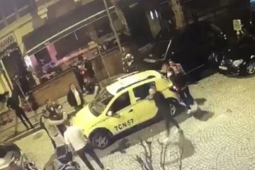 İstanbul’da silahlı kavga kamerada: Eğlence mekanının önünde havaya ateş açtı