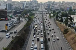 İstanbul’da sürücüler yollara döküldü, trafik yoğunluğu yüzde 60’ı gördü
