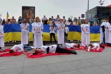 İstanbul'da Ukraynalılardan kefenli 'savaşa hayır' eylemi
