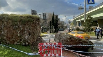 İstanbul'daki tarihi surdan kopan zerre yola düştü