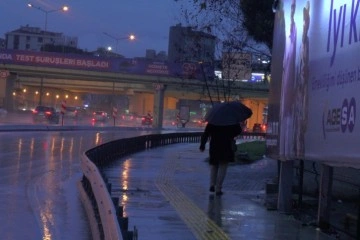 İstanbullular hafta sonuna yağmurla uyandı