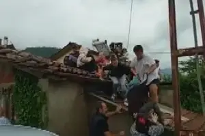 İşte selde vatandaşların çatıya çıkarak kurtulduğu anlar