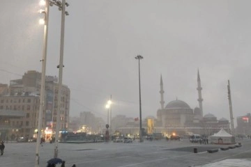 İstiklal Caddesi ve Taksim’de kar yağışı etkili oldu