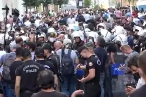 İstiklal Caddesinde eylemcilere polis müdahalesi: 20 gözaltı