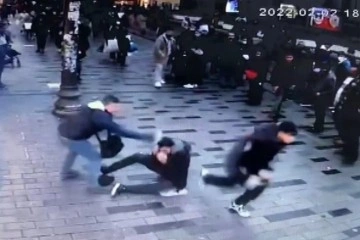 İstiklal Caddesinde parfümcü terörü: Turisti tekmeleyip başında şişe parçaladılar