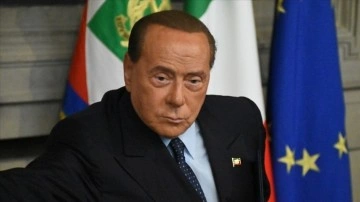 İtalya'da emektar başvekil Berlusconi seçimlerde yavuklu olmayı düşünüyor