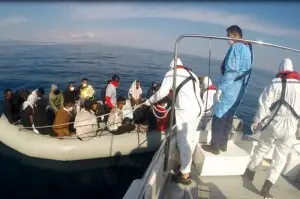 İzmir açıklarında 184 düzensiz göçmen kurtarıldı