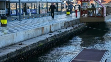 İzmir'de bahir suyu, poyraz dolayısıyla kestirmece 60 santim çekildi