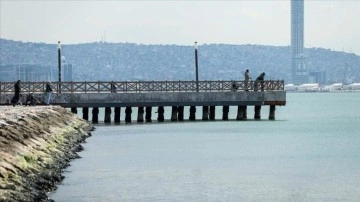 İzmir'de çokluk suyunun, poyraz ve medcezir dolayısıyla çekilmiş olduğu gözleniyor