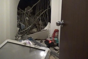 İzmir’de faciadan dönüldü: Kopan kaya parçası evin içerisine düştü